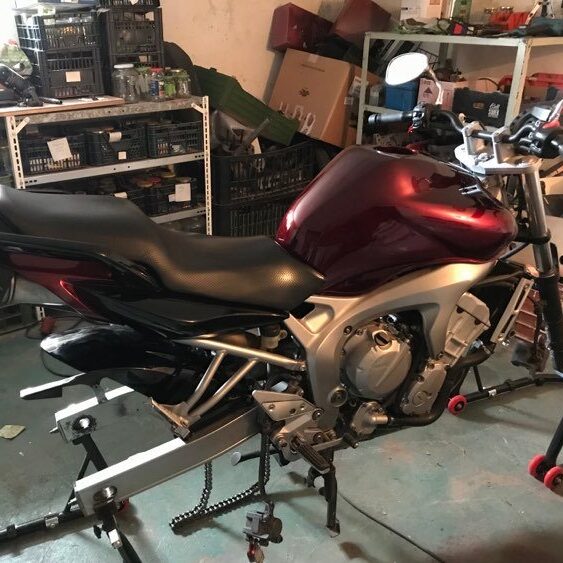 Nalakovaný motocykl Yamaha FZ6