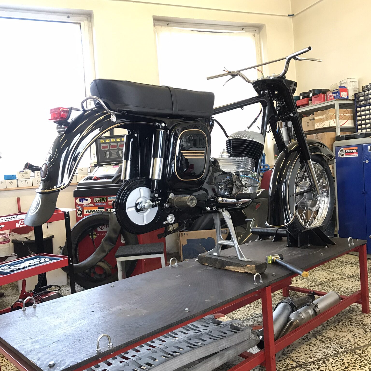 Nalakovaný motocykl ČZ 250/455