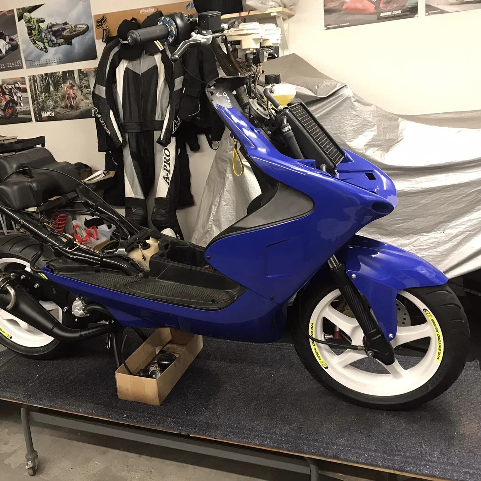 Nalakovaný skůtr Yamaha Aerox