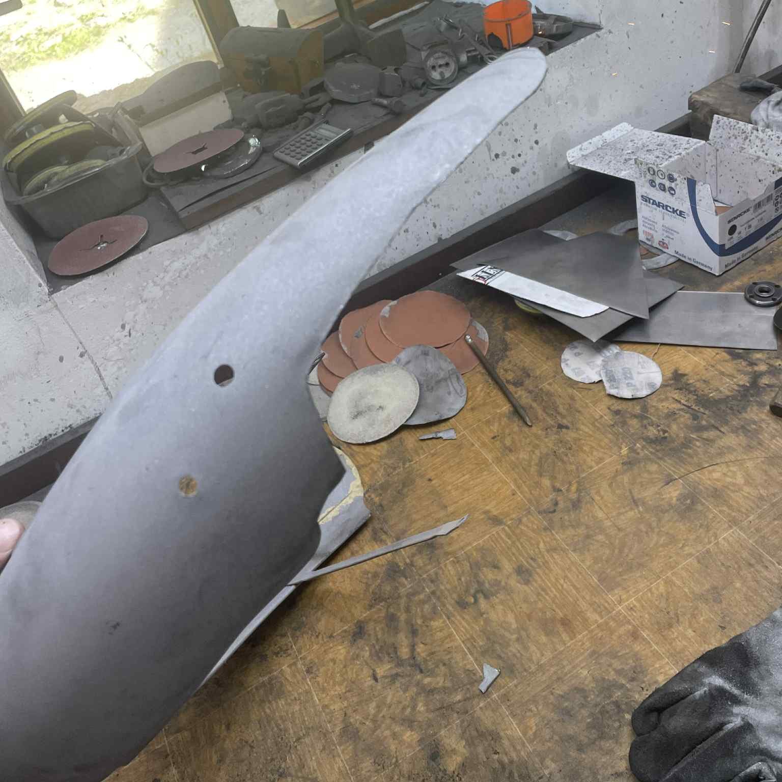 Zadní blatník motockylu Manet 90 před opravou